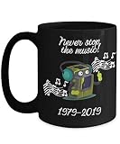 Ilustraciones divertidas: nuestros diseños de tazas de café están impresos profesionalmente. ¡Haz sonreír a alguien con obras de arte divertidas, lindas, antiguas o expresivas! Y el asa de fácil agarre le da una apariencia y sensación de taza de café clásica.