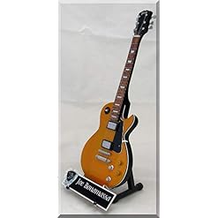 JOE BONAMASSA Guitare Miniature Les Paul avec médiator - Les Beatles, Paul McCartney, John Lennon, RIngo Starr, George Harrison JOE BONAMASSA Guitare Miniature Les Paul avec médiator – Image 2