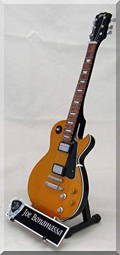 JOE BONAMASSA Guitare Miniature Les Paul avec médiator - Les Beatles, Paul McCartney, John Lennon, RIngo Starr, George Harrison JOE BONAMASSA Guitare Miniature Les Paul avec médiator – Image 3