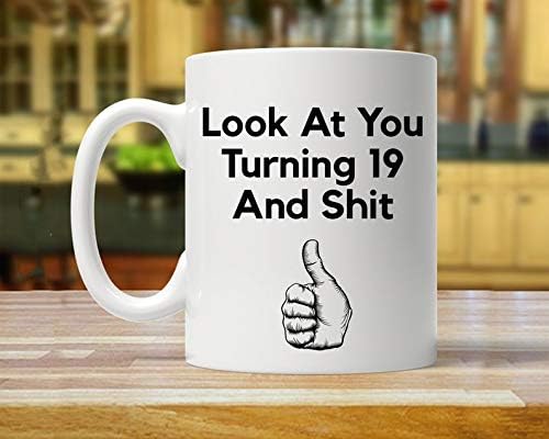 Amazon Co Jp あなたへのアイデア 19歳の誕生日プレゼント 19歳の女性と男性のための誕生日プレゼント 19歳の誕生日コーヒーマグ 19歳の誕生日プレゼント 面白い19歳のマグカップ コーヒーマグ 11オンス ホーム キッチン