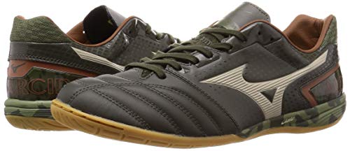 サッカー用の体育館シューズの選び方 室内練習もこれで安心 飴色の靴底がポイントです ボールを蹴りに行こう