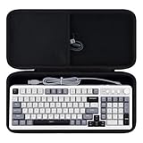 Design: À l’intérieur de l’étui pour AULA F99, vous trouverez une poche maille solide qui offre de l’espace pour les câbles de clavier, les extracteurs de touches, les outils de nettoyage ou les petits adaptateurs, afin de garder tous vos accessoires importants bien rangés et en sécurité. La fermeture à double glissière solide s’ouvre et se ferme en douceur pour un accès rapide. Une poignée de transport confortable est également intégrée, facilitant le transport seul ou avec d’autres appareils