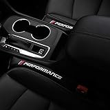 ▶ Füllkissen für Autositzlücken Füllen Sie die Autositzlücke vollständig aus. Verhindern Sie, dass kleine Dinge des täglichen Bedarfs in den Abstand der Autositze fallen, um das Auto sauber und ordentlich zu halten. Die Sicherheitsgurtpolster für Autos lassen sich leicht anziehen und passen auf alle Arten von Autos und Autositzen. Vermeiden Sie unangenehmes Reiben und Irritationen am Sicherheitsgurt.