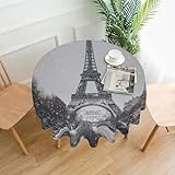 La nappe décorative ronde YTUOPWE Tour Eiffel sur un jour de neige de 152,4 cm est fabriquée à partir de 100 % fibre de polyester de haute qualité, offrant un toucher chaud et doux, une performance imperméable exceptionnelle et une excellente résistance aux plis, ce qui la rend à la fois pratique et élégante pour n'importe quel environnement.