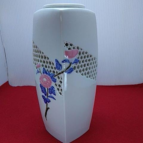 １２００ 蔵出し 珍品　有田焼 赤松白斎　白磁の花瓶　 透かし模様が魅力 1200 蔵出し 珍品 有田焼 赤松白斎 白磁の花瓶 透かし模様が魅力
