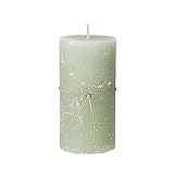 Maße: Ø 7 cm x H 13,5 cm Stumpenkerze \'Pearl\' Gr. M mit Lederband in antik grün von Broste Copenhagen