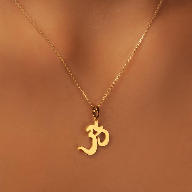 Collana con ciondolo Om minimalista in argento sterling 925 dalla forma particolare, con catena a maglia fine da 45 cm e ciondolo placcato oro. Gioiello ricco di significato |WWS_3DM_00745