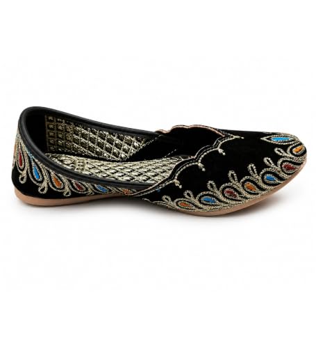 Image of Women's Maroon Velvet Ethnic Jutti Mojari
