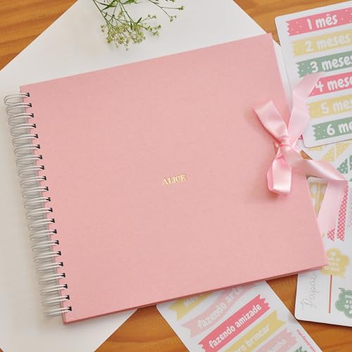 Álbum do Bebê Maternidade Personalizado Tecido Rosa Perolado para fotos de até 15x21cm