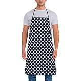 Materiale e consistenza: realizzato in poliestere di qualità, questo grembiule con stampa a pois bianchi su blu navy 01 è morbido al tatto, impermeabile, resistente alle pieghe, resistente allo sbiadimento e mantiene la sua forma. La superficie liscia lo rende facile da pulire: ideale per l'uso come grembiule da cucina, grembiule da cucina o grembiule da chef