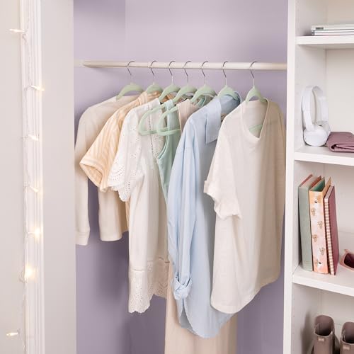 Cintres en velours menthe anti-glisse pour organiser le dressing de chambre