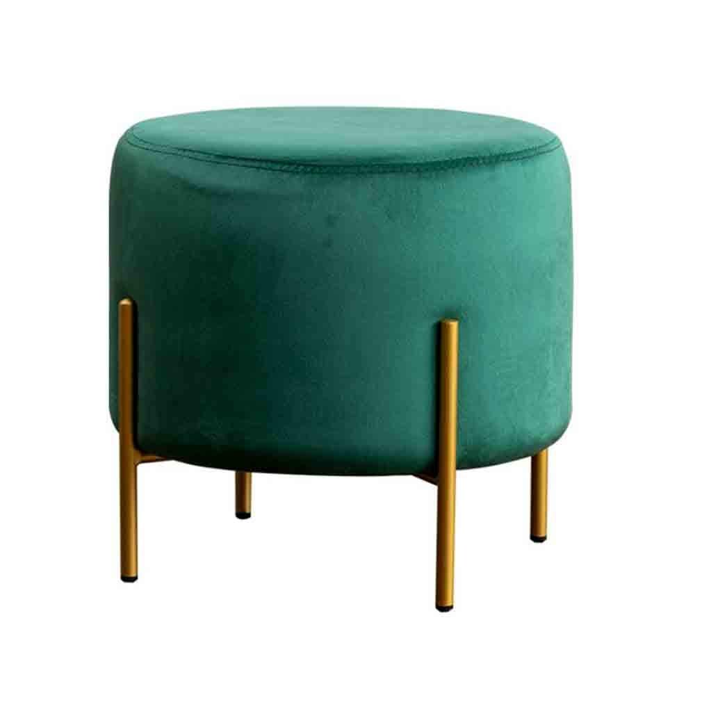 Reposapiés para descansar los pies junto a la mesa de café del salón