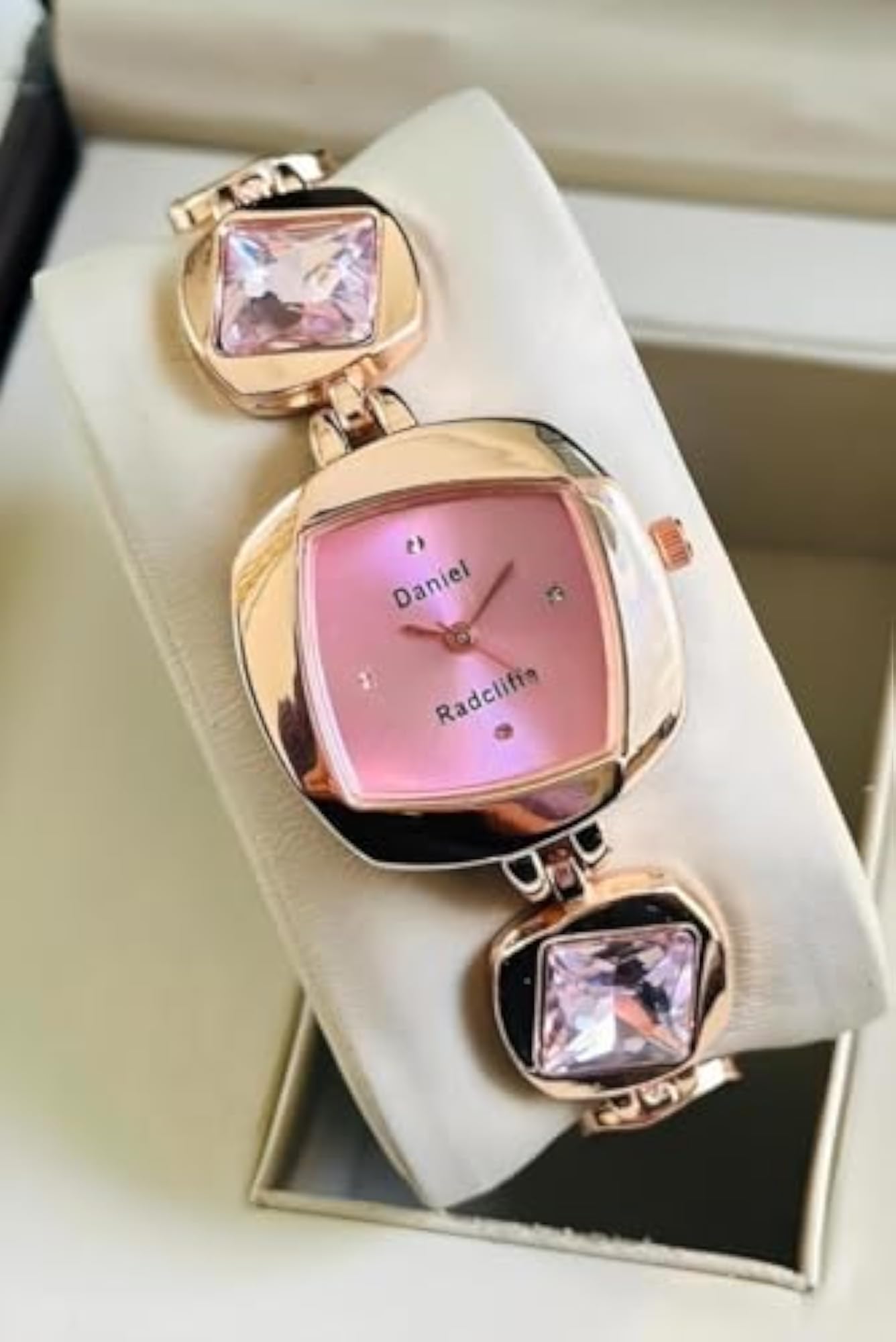 Women's Attractive Metal Chain Analog Watch