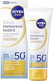 NIVEA SUN getönte Sonnencreme fürs Gesicht LSF 50+, mattierende Gesichtspflege mit LSF, getönte Sonnencreme für hellere Hauttypen, Breathable UV Gesicht Mattierend getönt Sonnenschutz (50 ml)