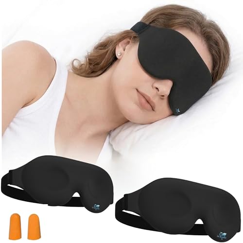 Mulher utilizando máscara de dormir preta 3D ao lado de um kit contendo duas máscaras e um par de protetores auriculares laranja