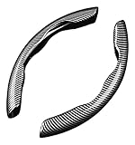 【Material】Die Lenkradschutzhülle besteht aus hochwertiger Kohlefaser, hervorragende Verschleißfestigkeit, rutschfest und sicher, atmungsaktiv, gute Zähigkeit, weich und bequem mit hoher Haltbarkeit. Ergonomisch gestaltet, um Ihr Fahrerlebnis perfekter zu machen.