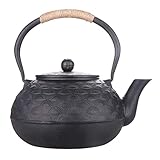 Matériau : Fonte. Dimensions : La longueur du bec au corps est de 23 cm. La hauteur totale est de 21,5 cm (poignée comprise) ; la hauteur avec le couvercle est de 13,5 cm. Le diamètre du fond est de 12 cm. Capacité : 1 800 ml (60 oz/1,8 l).