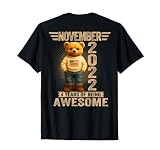 Ours en Peluche 4 Ans en Novembre 2022 pour 4e Anniversaire T-Shirt