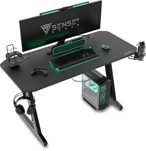 SENSE7 Scrivania Nomad Classic, tavolo gaming 100x50 con gancio per cuffie, porta bevande, supporto controller e superficie in fibra di carbonio, Ergonomico e ideale per il gaming