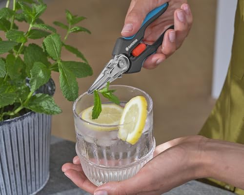 Sécateur GripCut GARDENA Fonction de préhension pour couper et tenir en main d'une seule main - vue 9