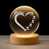 QUALITÉ SUPÉRIEURE - La boule en cristal avec sa base en bois diffuse une lumière blanche chaleureuse, parfaite pour la chambre, le salon ou le bureau - un cadeau à la fois élégant et chargé de sens. Fabriquée en cristal K9 d’une clarté exceptionnelle, associée à une base en bois robuste, avec une lumière LED douce et d’un câble USB facile à brancher. Grâce à une technologie de gravure 2D moderne, le motif est délicatement gravé à l’intérieur du cristal, garantissant une beauté et une transparence durables.