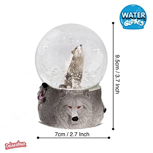 Water Globe - Wolf von Deluxebase. Wolf Schneekugel mit Harzfigur und geformter Basis. Tolle Wohndekoration, Ornamente und Geschenke.