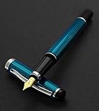 Pluma estilográfica de punta mediana. Tapa de rosca con inserción al presionar. Capa de laca azul vibrante superpuesta sobre un cuerpo de latón grabado guilloche. Accesorios de latón chapado en platino puro