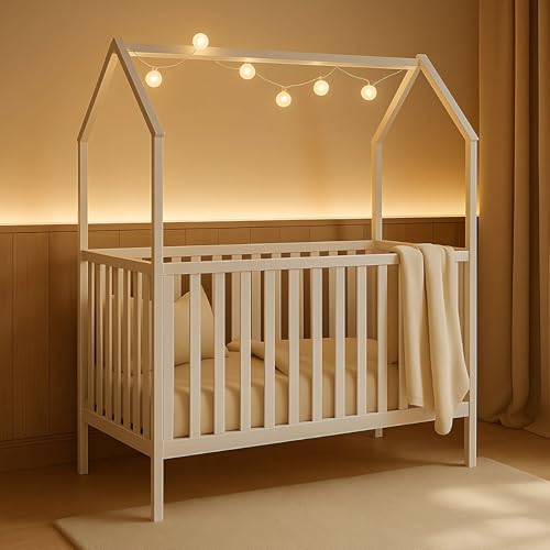 ALAVYA HOME Babybett Ella 60x120 cm aus Massivholz Kiefer Wei&szlig; &ndash; H&ouml;henverstellbar im Hausdesign, mit Schlupfsprossen, optionaler Schublade & Matratze (Wei&szlig; - mit Matratze, 60 x 120 cm)