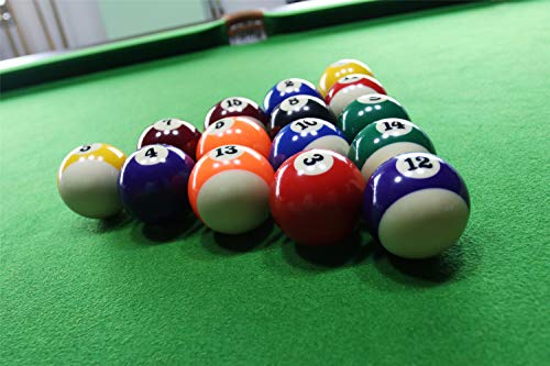 Table de billard équipée de billes et de triangles en bois