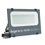【Disipación de calor eficiente】: la parte posterior de los faros LED con una gran área de disipación de calor, carcasa de aluminio garantiza una excelente disipación de calor, un rendimiento duradero y estable. La temperatura se puede bajar rápidamente y la vida útil de la lámpara LED se puede extender. El proyector LED para exteriores se suministra con un soporte de metal más estable y confiable. Puede ajustar diferentes ángulos en techos, paredes, pisos, etc.