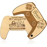 Fabriquée en bois naturel, cette manette gravée au laser est conçue avec soin pour offrir un rendu élégant et durable. Son système coulissant, comme une carte à révélation, renforce l’effet de surprise. Solide, premium et agréable en main, c’est un objet de qualité pensé pour durer et être conservé comme souvenir.