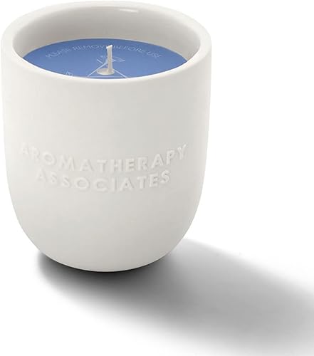 Miniatura 2 de Aromatherapy Associates Vela Deep Relax. Cera vegana vertida a mano para dormir y tranquilidad. Elaborada con aceites esenciales de vetiverto y