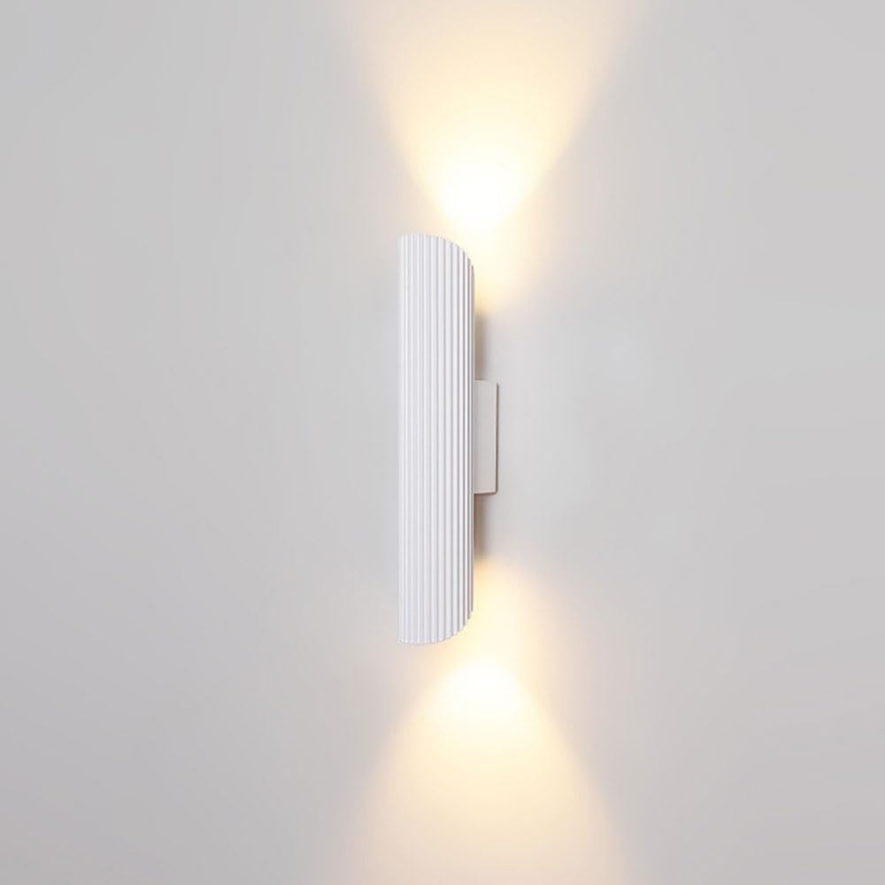 Aplique de pared LED de metal acanalado de diseño minimalista