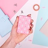 BATERÍA DE LICORNA NOMADE: ¡No se estrese más por la disminución del indicador de batería! Con este cargador de unicornio ultrarrápido en el bolsillo, tu teléfono ya no corre el riesgo de apagarse ni de desconectarse. Mensajes urgentes, citas, rutas GPS, ¡puedes llevar a cabo todas tus misiones sin miedo a que se corte el suministro eléctrico! Contiene: 1 batería externa de 10000mAh, 1 cable tipo C y 1 manual.