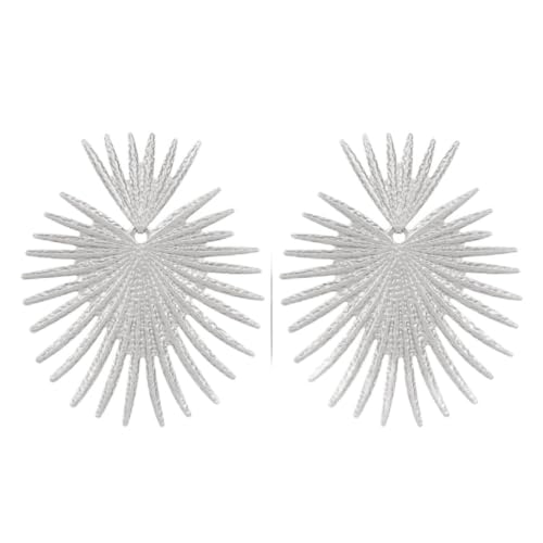 Pendientes largos asimétricos ligeros que estilizan el rostro femenino