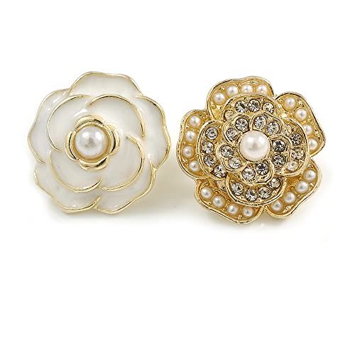 Pendientes asimétricos de cristal y flores de esmalte blanco con acabado artesanal dorado