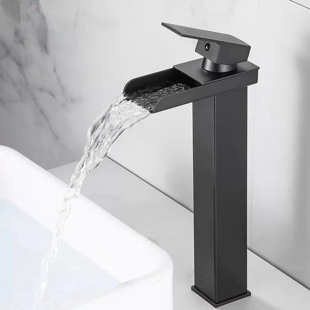Grifos de lavabo de diseño elegante negro y dorado para un baño de lujo