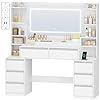 HEXCELEN 135cm Coiffeuse avec Miroir, Table de Maquillage avec 3 Lumières LED à Luminosité Réglable, Prises de Courant, Support pour Sèche-Cheveux, 8 Tiroirs et Étagères Ouvertes, Blanc-Argent