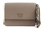 dkny tasche beige Diese DKNY Umhängetasche ist ein echtes Schmuckstück. Mit diesem Liebling auf der Schulter machen Sie immer und überall eine gute Figur. Die hochwertige Verarbeitung und Qualität hat uns direkt überzeugt. Mit dem eleganten Tuch haben Sie einen kleinen Eyecatcher dabei. Maße: 18,5 x 14 x 7,5 cm