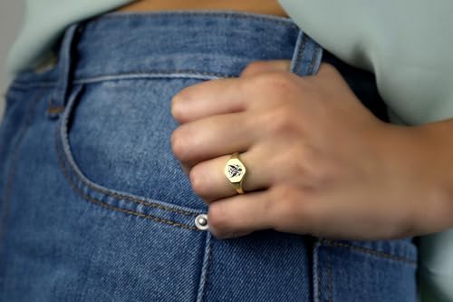 Bague symbole ancien avec aigle héraldique gravé sur chevalière hexagonale