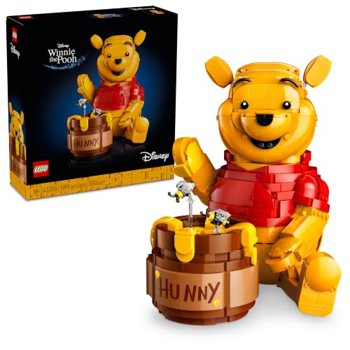 Conjunto LEGO Disney Classic Ursinho Poo 43300 montado ao lado de sua caixa original, exibindo o personagem e um pote de mel com abelhas.