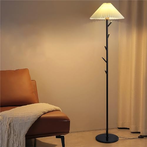Lampadaire simple avec porte-manteau pour optimiser les petits salons