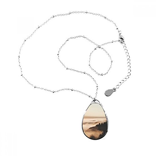 Collier pendentif goutte d'eau paysage contre la monotonie des bijoux basiques