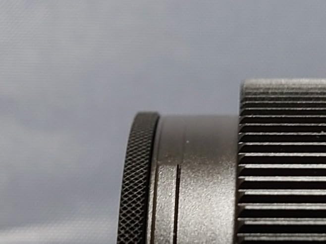 De Sigma 17mm f4 wordt niet geleverd met een zonnekap.