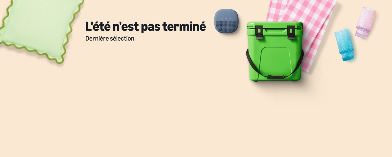 Collection d'essentiels d'été avec glacière verte, enceinte portable bleue, couverture de pique-nique à carreaux rose et blanc, et bouteilles d'eau sur fond pêche