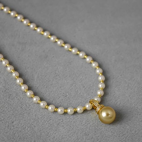 Petite perle dorée sur collier de perles fines d'hiver pour pull col roulé
