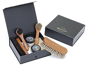 TRADITIONAL SHOE CARE EQUIPMENT TRADITIONAL SHOE CARE EQUIPMENT 9-teiliges hochwertiges Schuhpflege-Set mit Rosshaarbürsten in robuster Aufbewahrungsbox TRADITIONAL SHOE CARE EQUIPMENT TRADITIONAL SHOE CARE EQUIPMENT 9-teiliges hochwertiges Schuhpflege-Set mit Rosshaarbürsten in robuster Aufbewahrungsbox