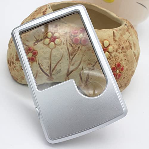 Loupe de lecture LED pour vieil homme et seniors format carte pour lire les menus au restaurant