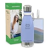 💚 100% SALUDABLE. Comprometida con tu salud, nuestra botella de agua está libre de BPA, ftalatos y cualquier otro tipo de sustancia tóxica. La estructura interior de acero inoxidable mantiene intactos el sabor y el olor del contenido. Incluimos cepillo suave para facilitar su limpieza y mantenimiento en perfectas condiciones. La máxima calidad de nuestros materiales permite disfrutar de una botella reutilizable de larga duración y favorecer así la sostenibilidad del medio ambiente.