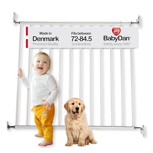 Cancelletto di sicurezza BabyDan Billund - Cancelletto per bambini a parete per aperture da 72 a 84,5 cm - Design senza barra inferiore per un passaggio sicuro - Bianco, metallo